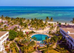 Soggiorno Jumbo Beach Resort e safari Tsavo East 2 giorni / 1 notte